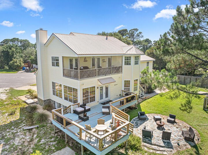 Property Photo: 409 Emerald Court FL 32569