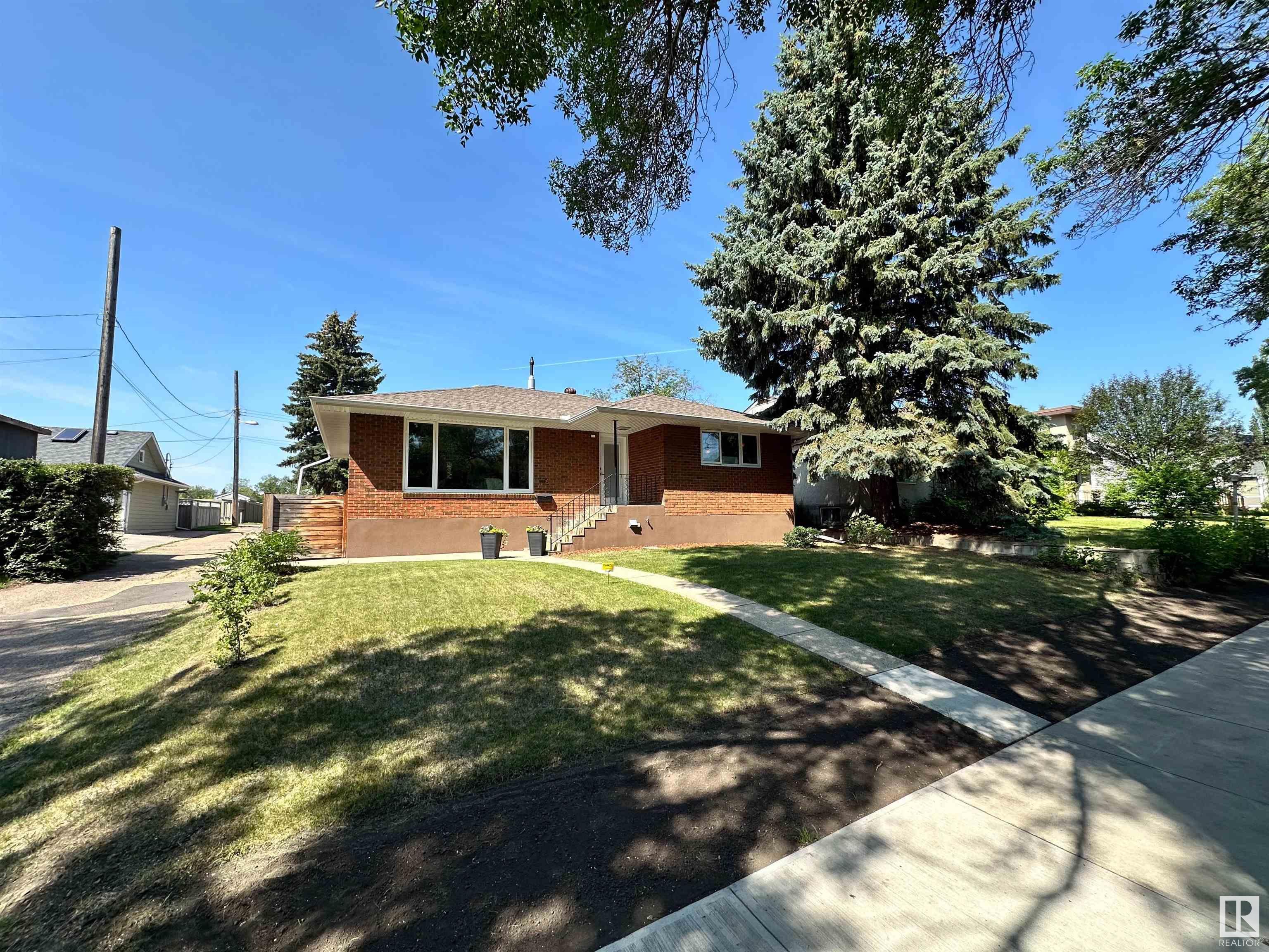 Property Photo:  11116 69 Street NW  AB T5B 1R4 