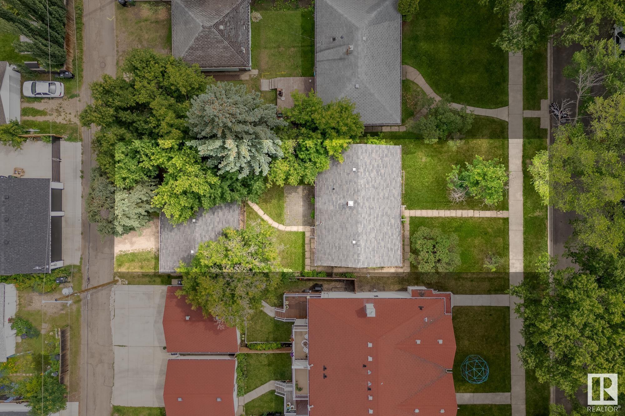 Property Photo:  9530 70 Avenue NW  AB T6E 0V1 