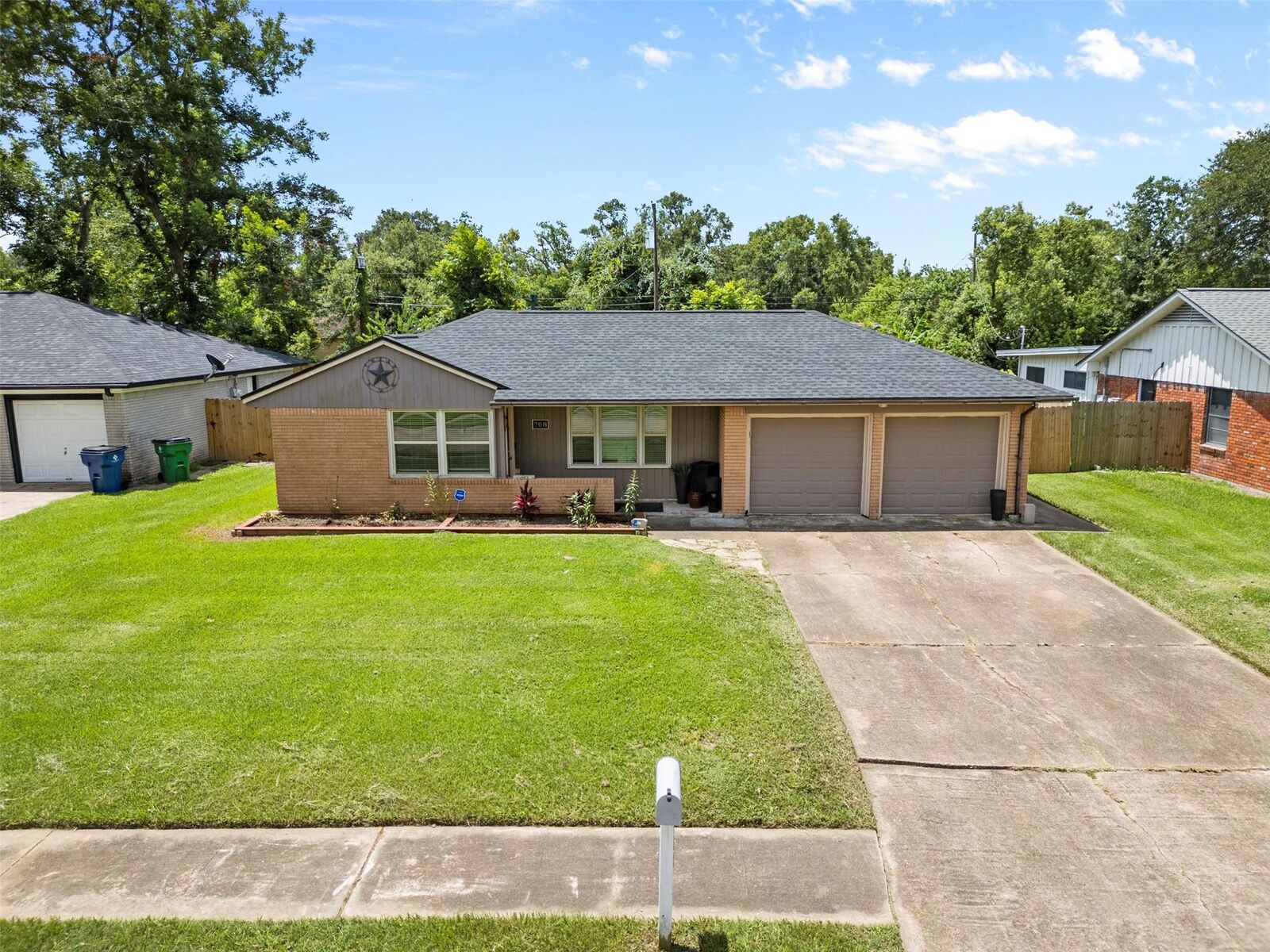 Property Photo: 708 Northridge Street TX 77515