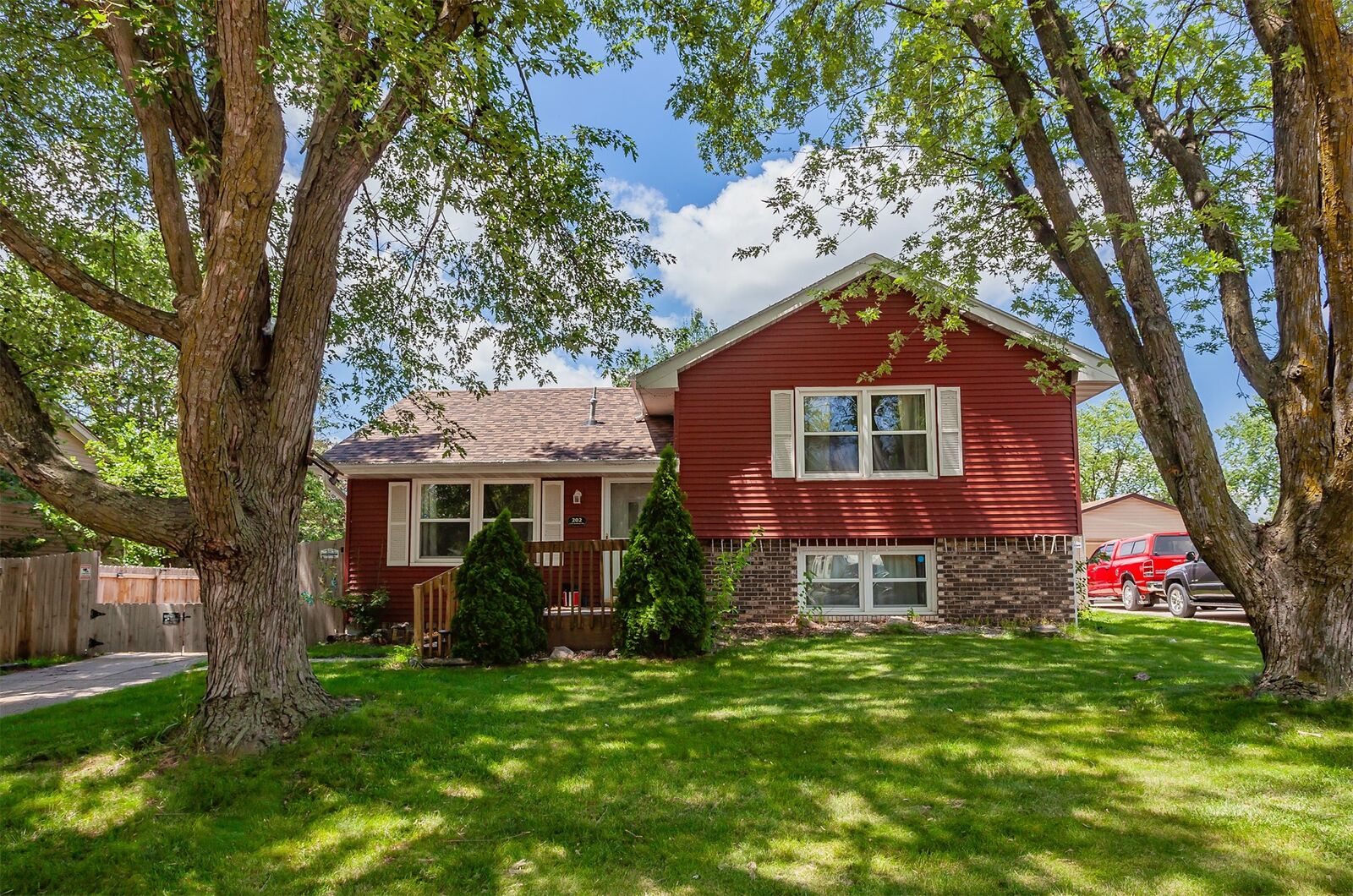 Property Photo:  202 11th Avenue NW  IA 50009 