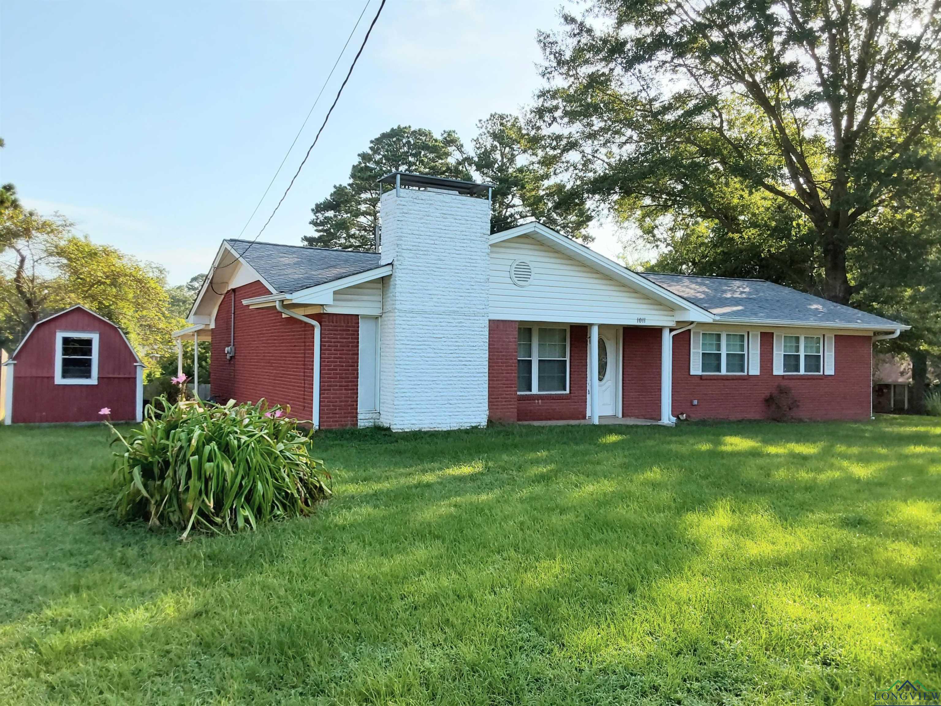 Property Photo: 1011 Hillcrest Street TX 75563