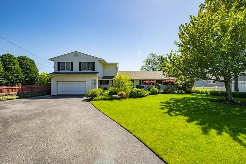 Property Photo:  137 Melbury Road  NY 11702 