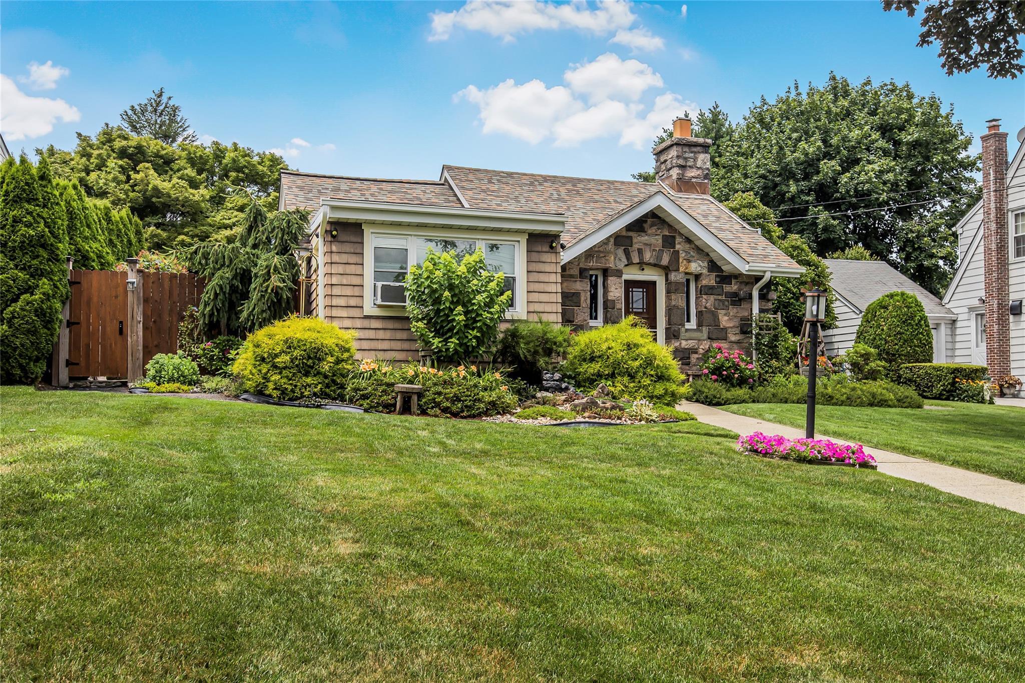 Property Photo:  429 Park Avenue  NY 10703 
