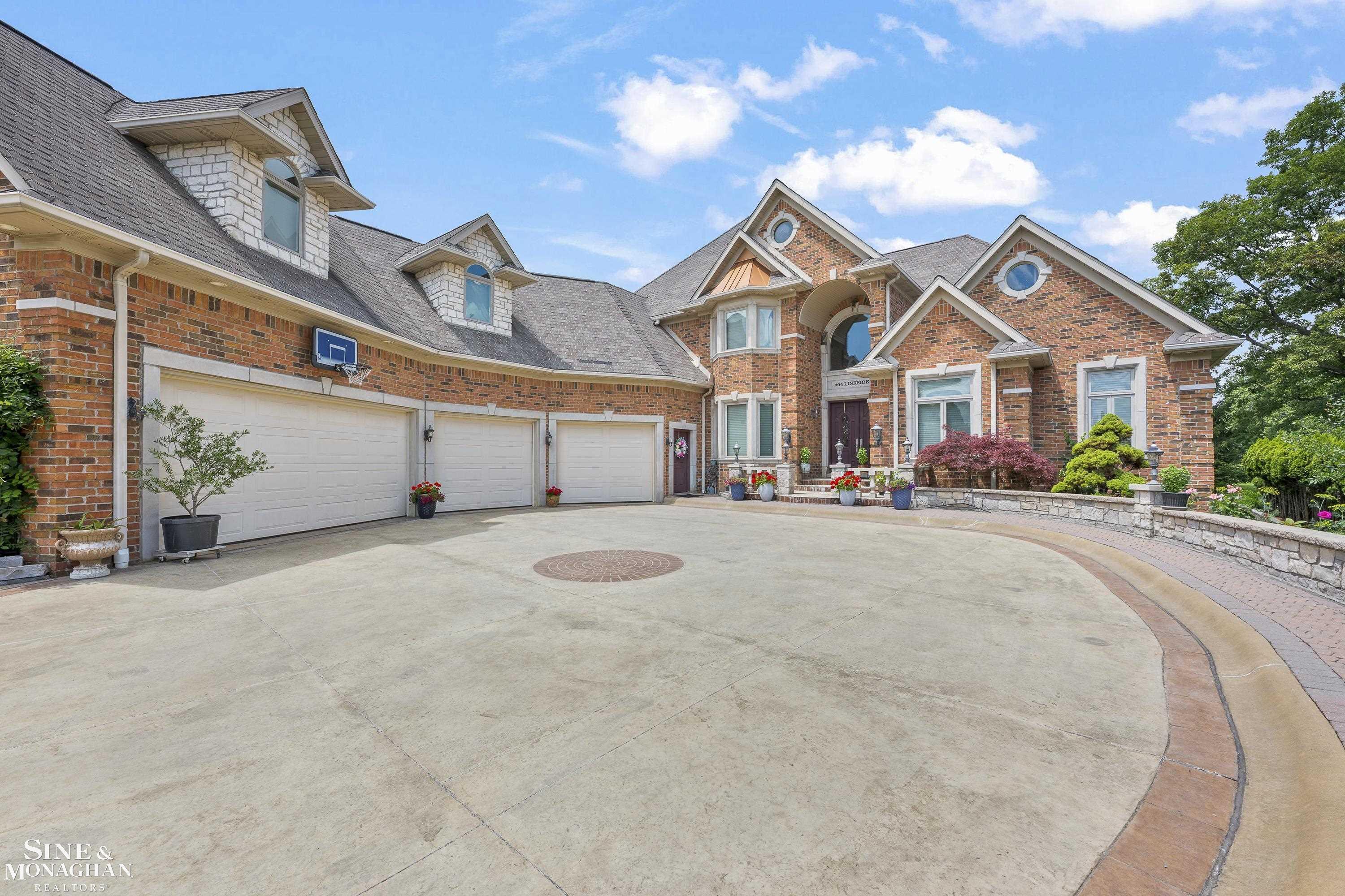 Property Photo: 404 Linkside Court MI 48079