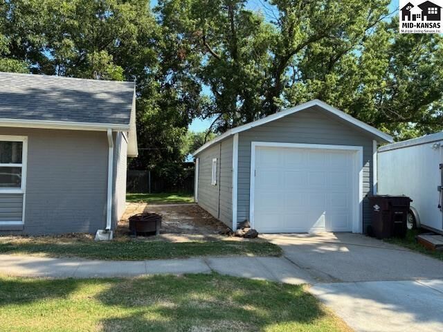 Property Photo: 417 E Anna St KS 67460