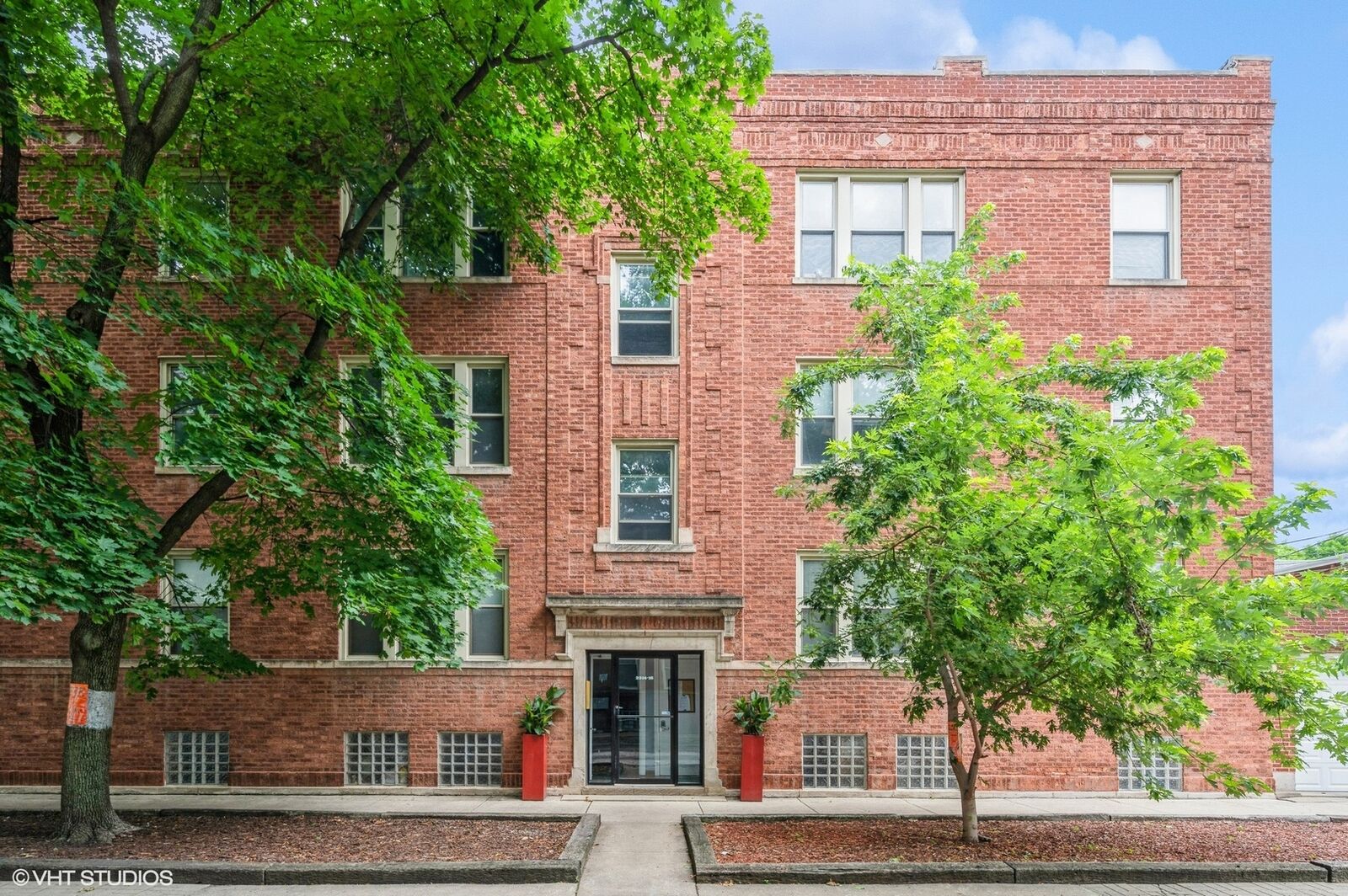 Property Photo:  2316 W Byron Street 2  IL 60618 