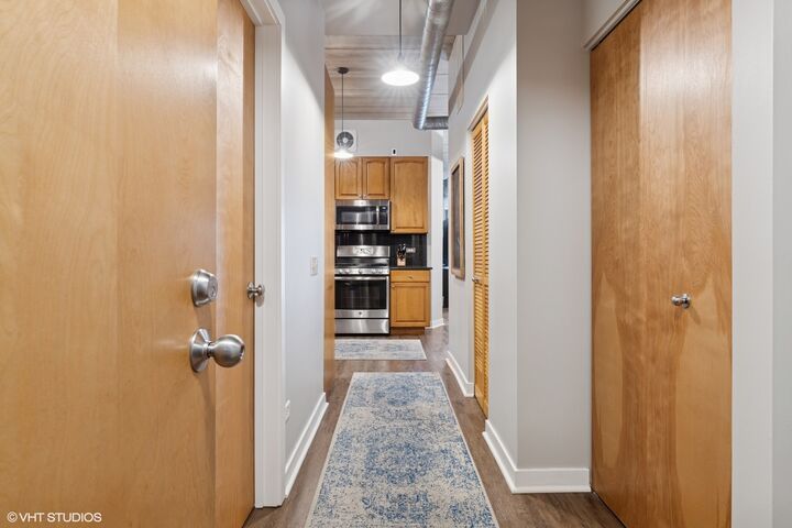 Property Photo:  3260 N Clark Street 202  IL 60657 