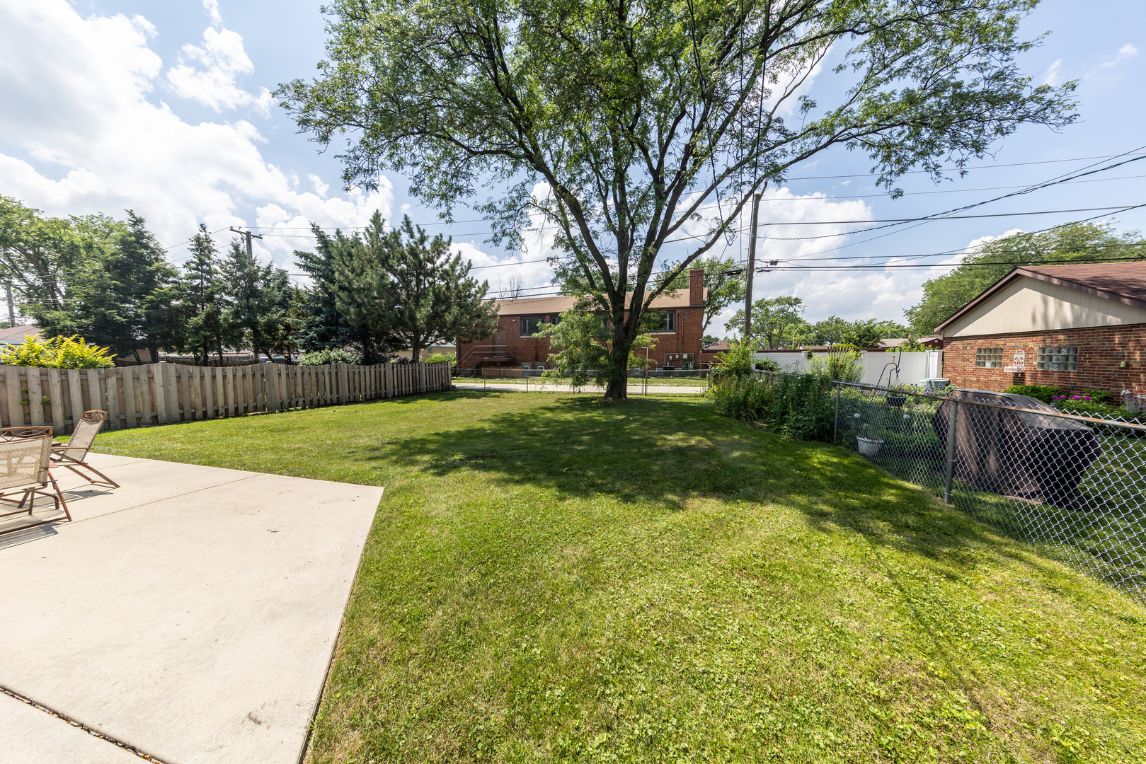 Property Photo: 1406 Portsmouth Avenue IL 60154