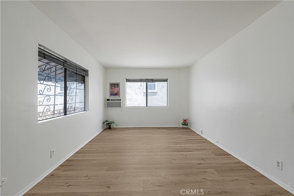 Property Photo: 118 S Manhattan Place 6 CA 90004