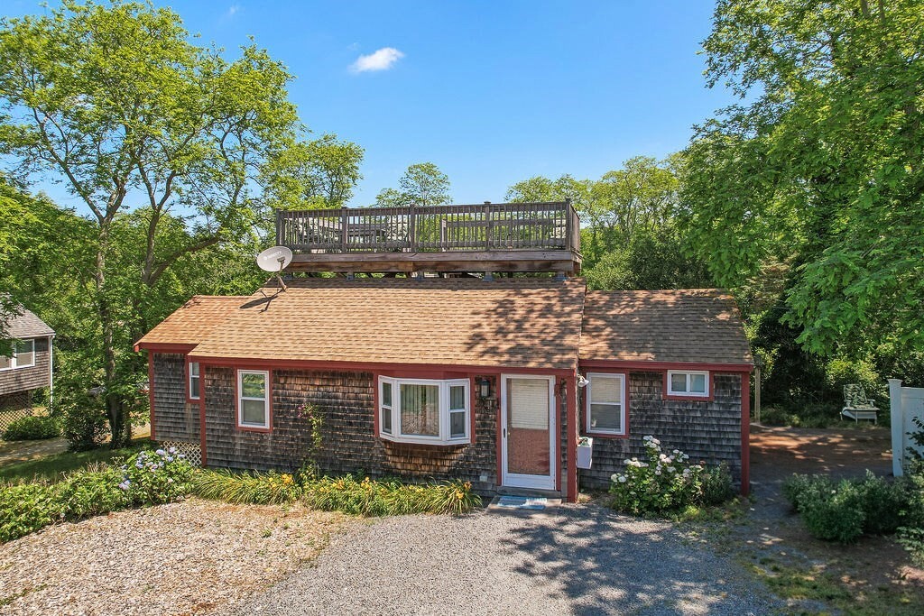 Property Photo:  118 Bay Rd  MA 02642 