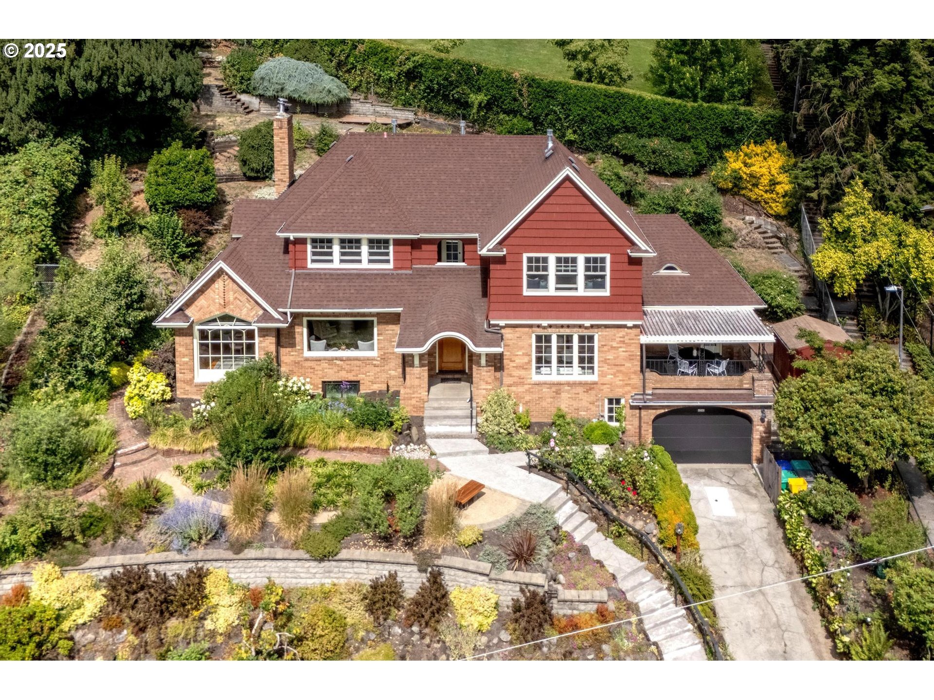 Property Photo: 4243 NE Wistaria Dr OR 97213