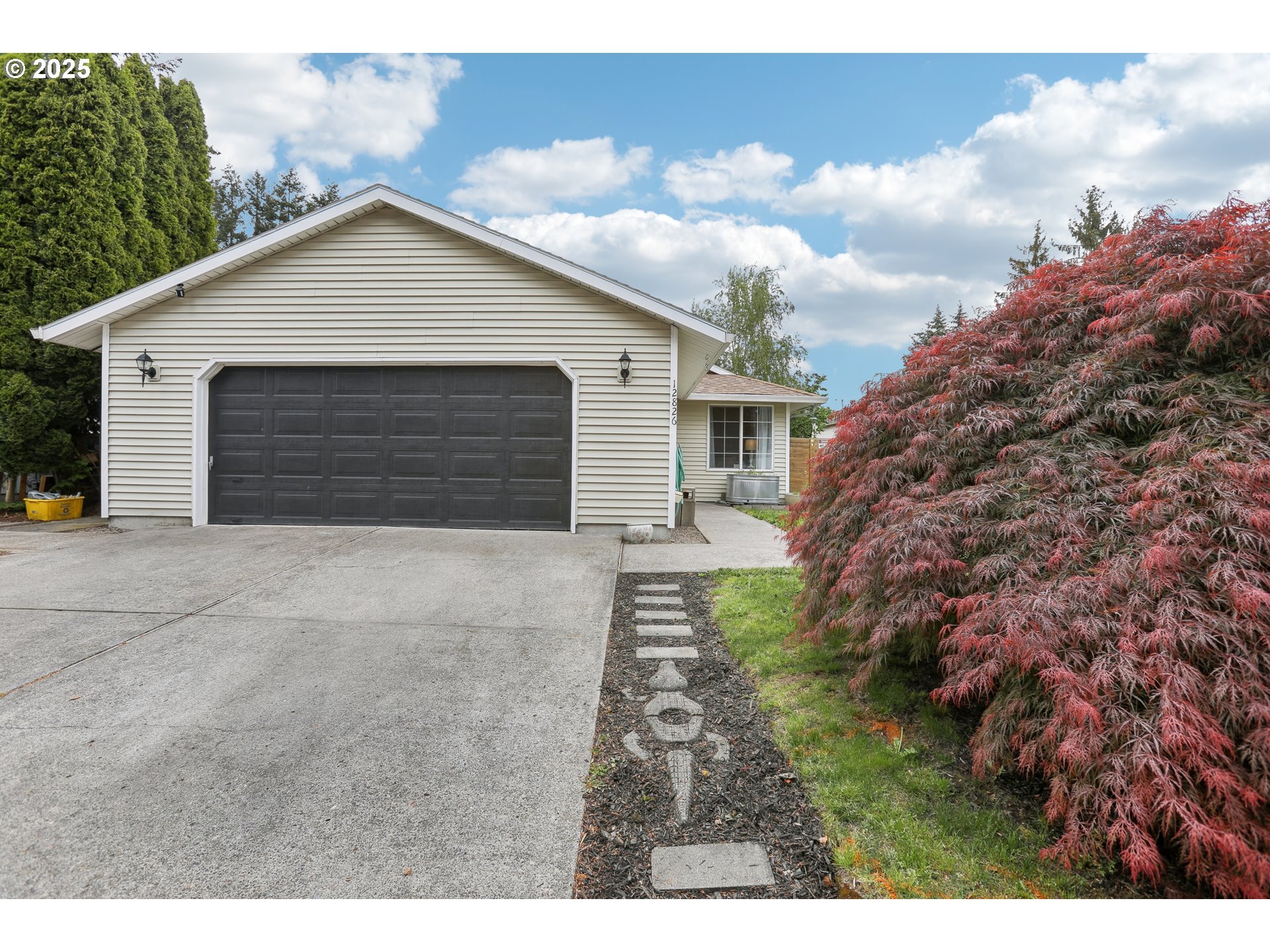 Property Photo: 12826 SE Main St OR 97233