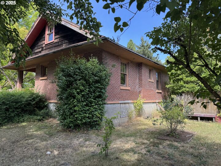 Property Photo:  240 SE Davis St  OR 97128 