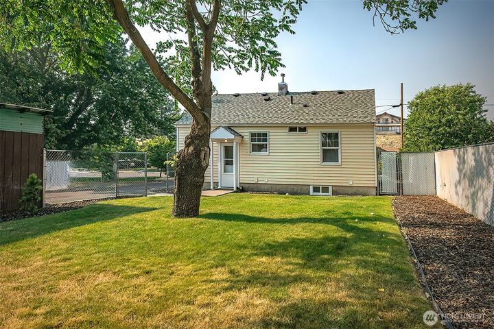 Property Photo:  923  Carrie Avenue  WA 99362 
