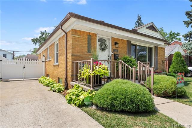 Property Photo:  13121 Rosedale Street  MI 48195 