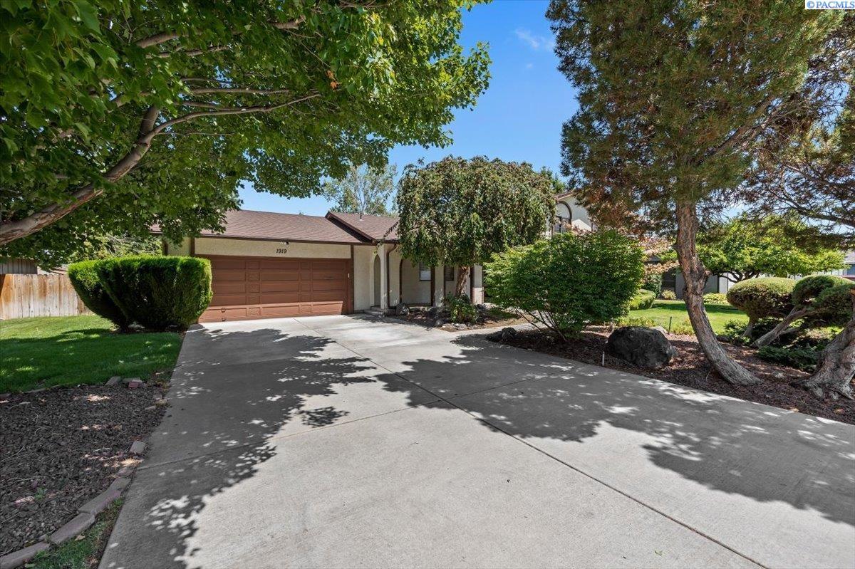 Property Photo: 1919 S Newport WA 99337