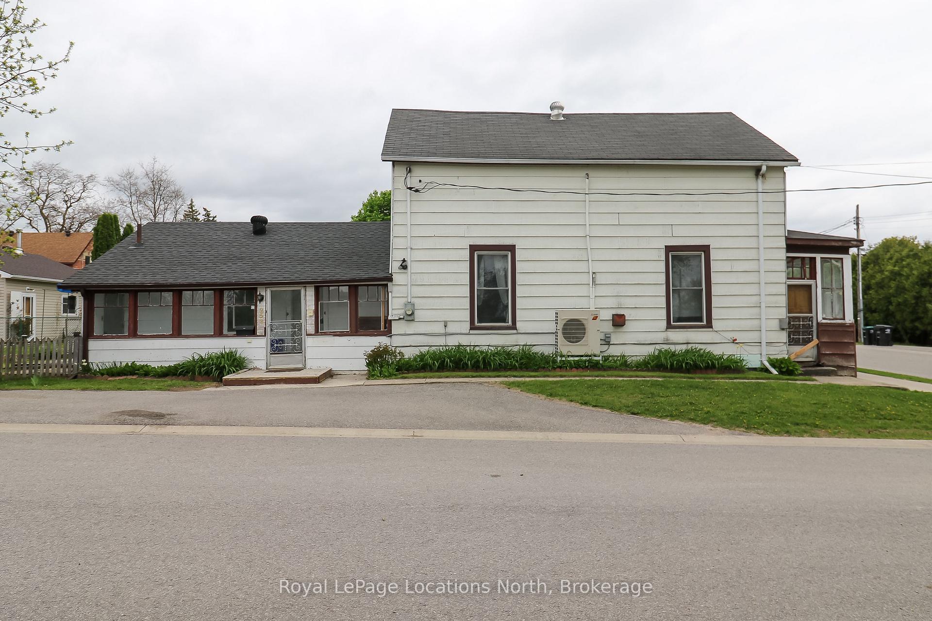 Property Photo:  252 Simcoe Street  ON L9Y 1J3 