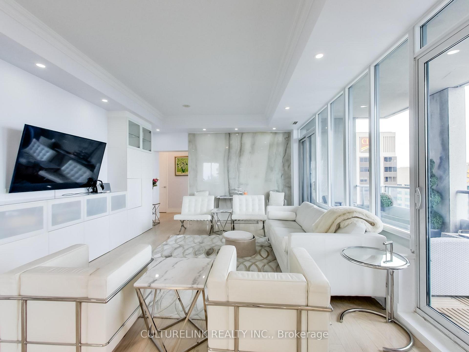 Property Photo:  35 Balmuto Street 4402  ON M4Y 0A3 