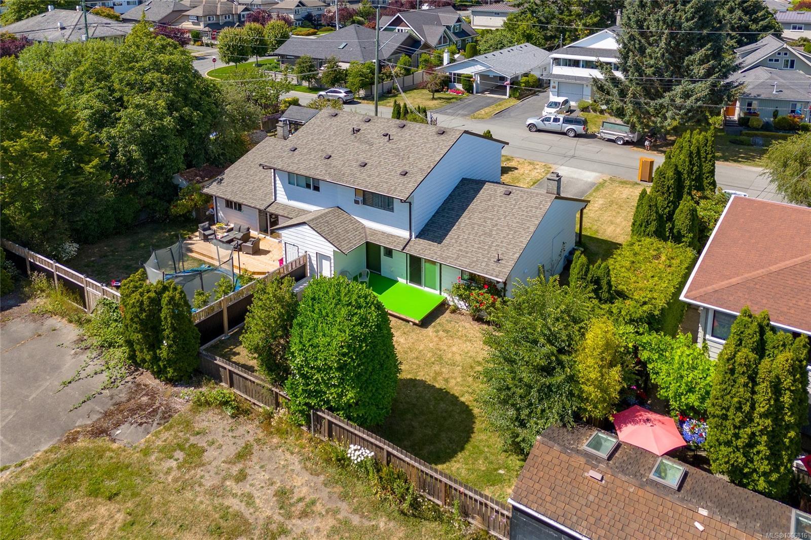 Property Photo:  2487 Shoreacres Rd  BC V8L 2E3 