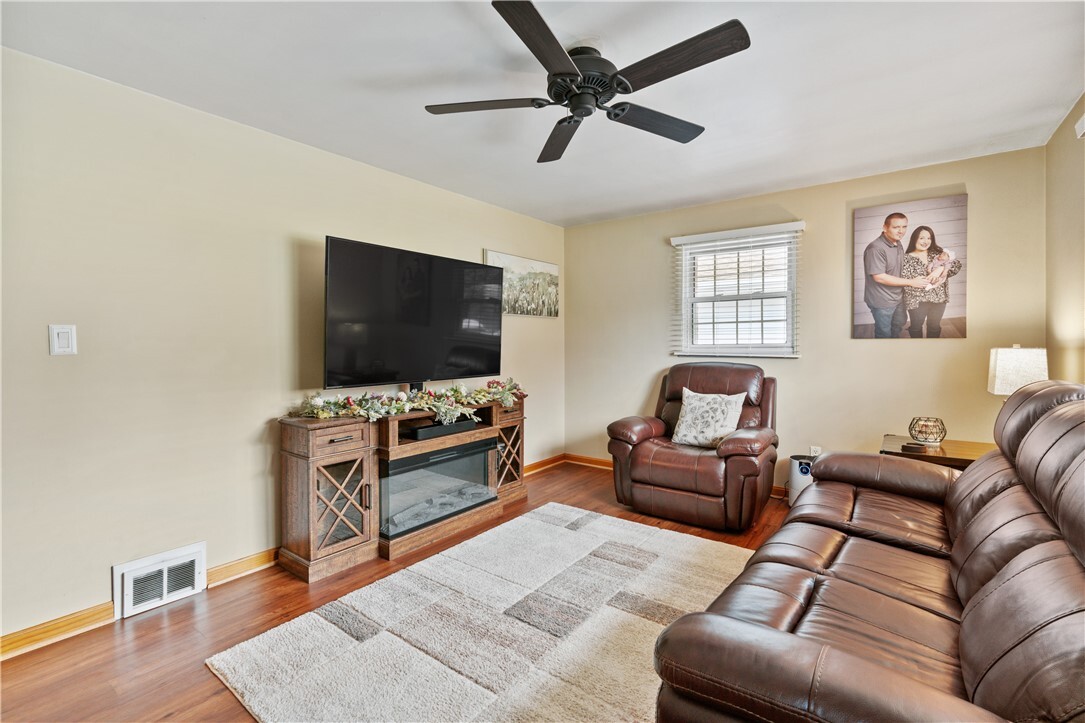 Property Photo:  2105 Walch St  PA 15063 