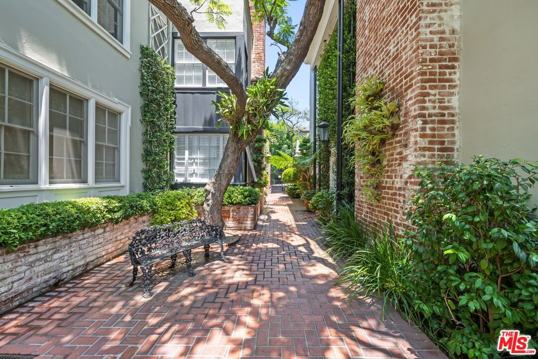 Property Photo:  8724 Shoreham Dr  CA 90069 