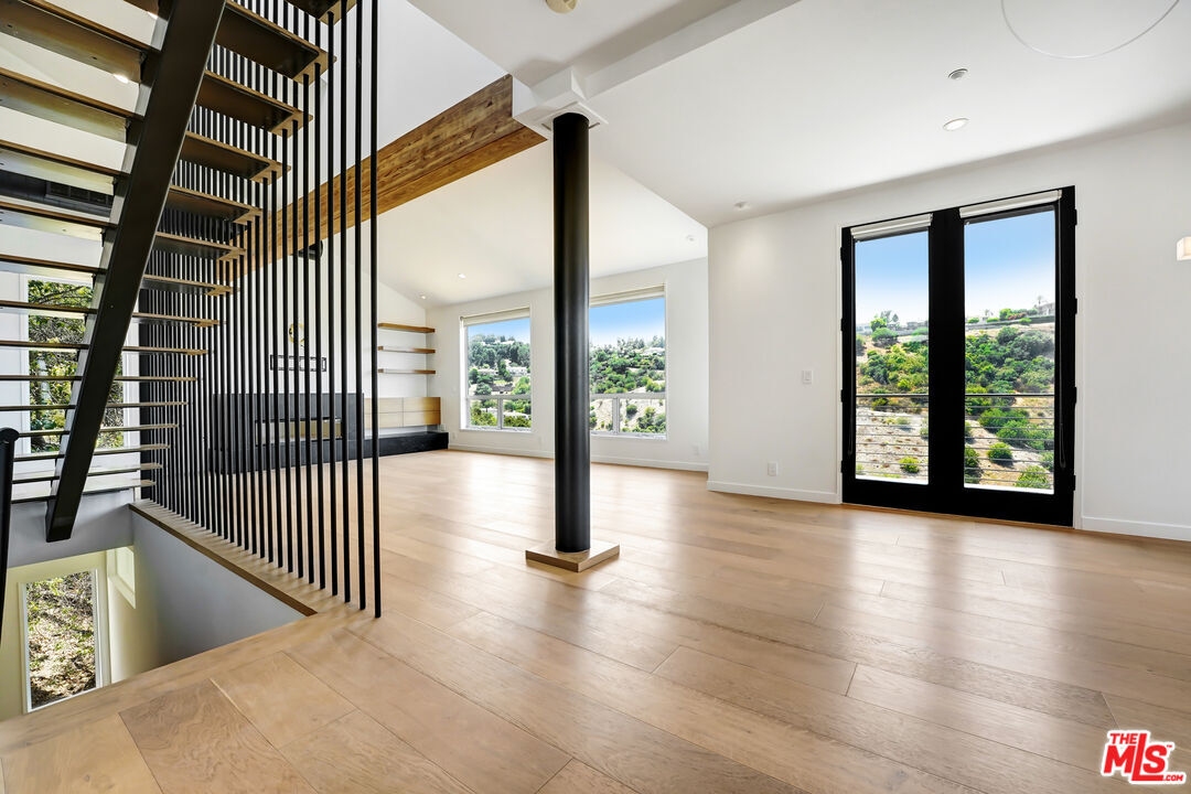 Property Photo: 3761 Glenridge Dr CA 91423