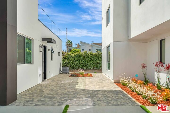 Property Photo: 1921 Federal Ave CA 90025