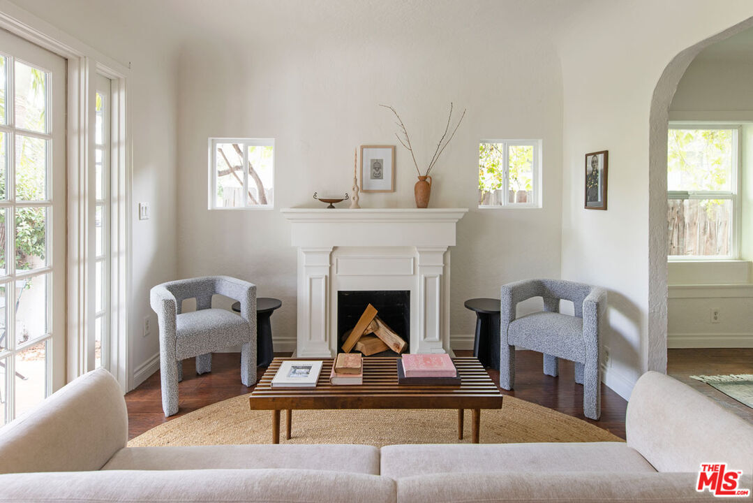 Property Photo: 2919 Gleneden St CA 90039