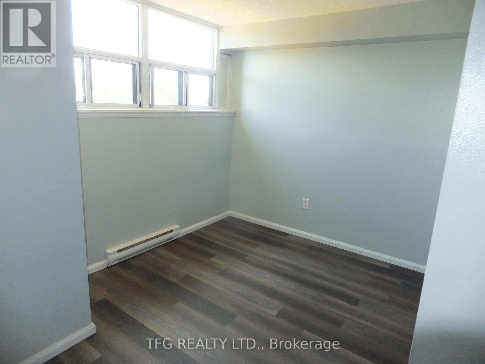 Property Photo: 1371 Simcoe Street North 401 ON L1G 4X5