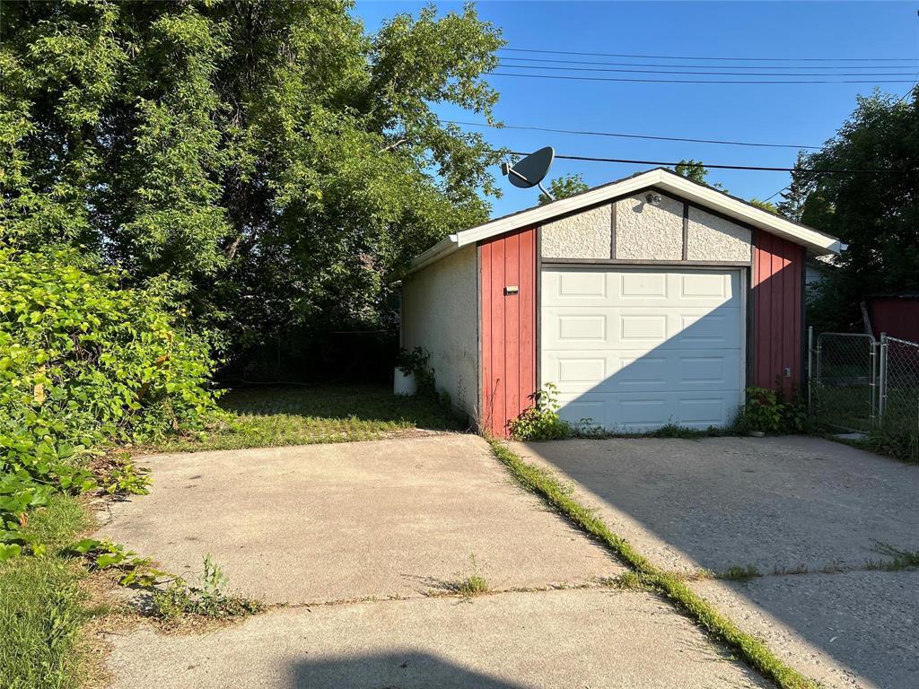 Property Photo: 1 Poplar Street MB R0E 1M0