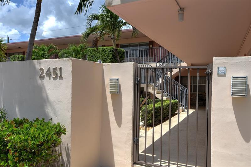 Property Photo: 2451 NE 49th St 107 FL 33308