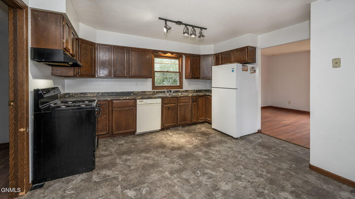 Property Photo:  409 6th Avenue NE  ND 58545 