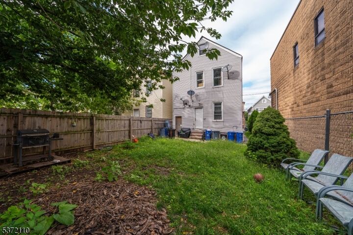 Property Photo:  852 Bond St  NJ 07201 
