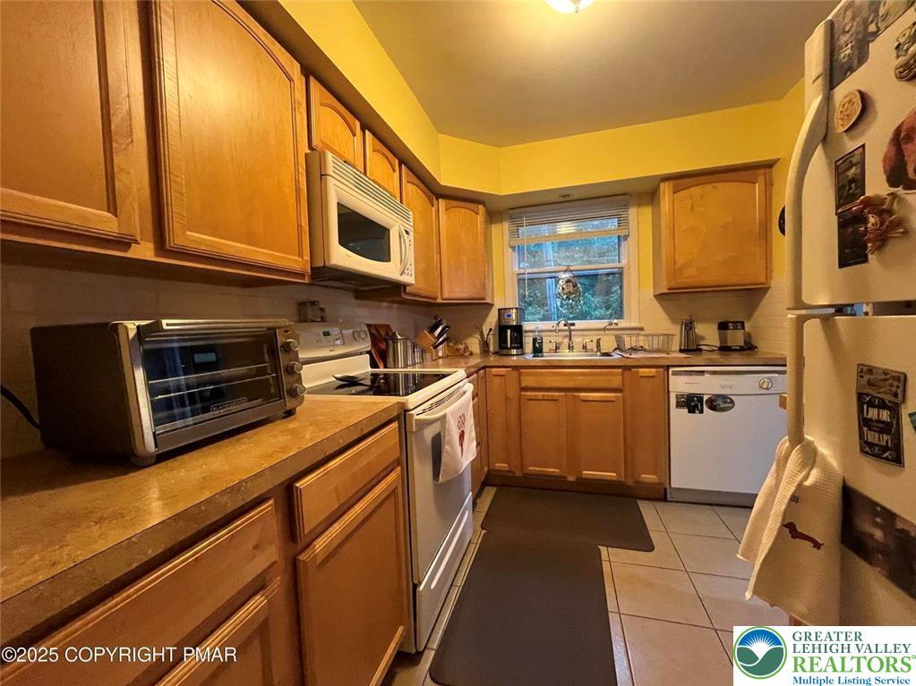 Property Photo: 1256 Chateau Drive PA 18302