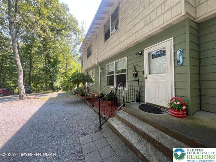 Property Photo:  1256 Chateau Drive  PA 18302 