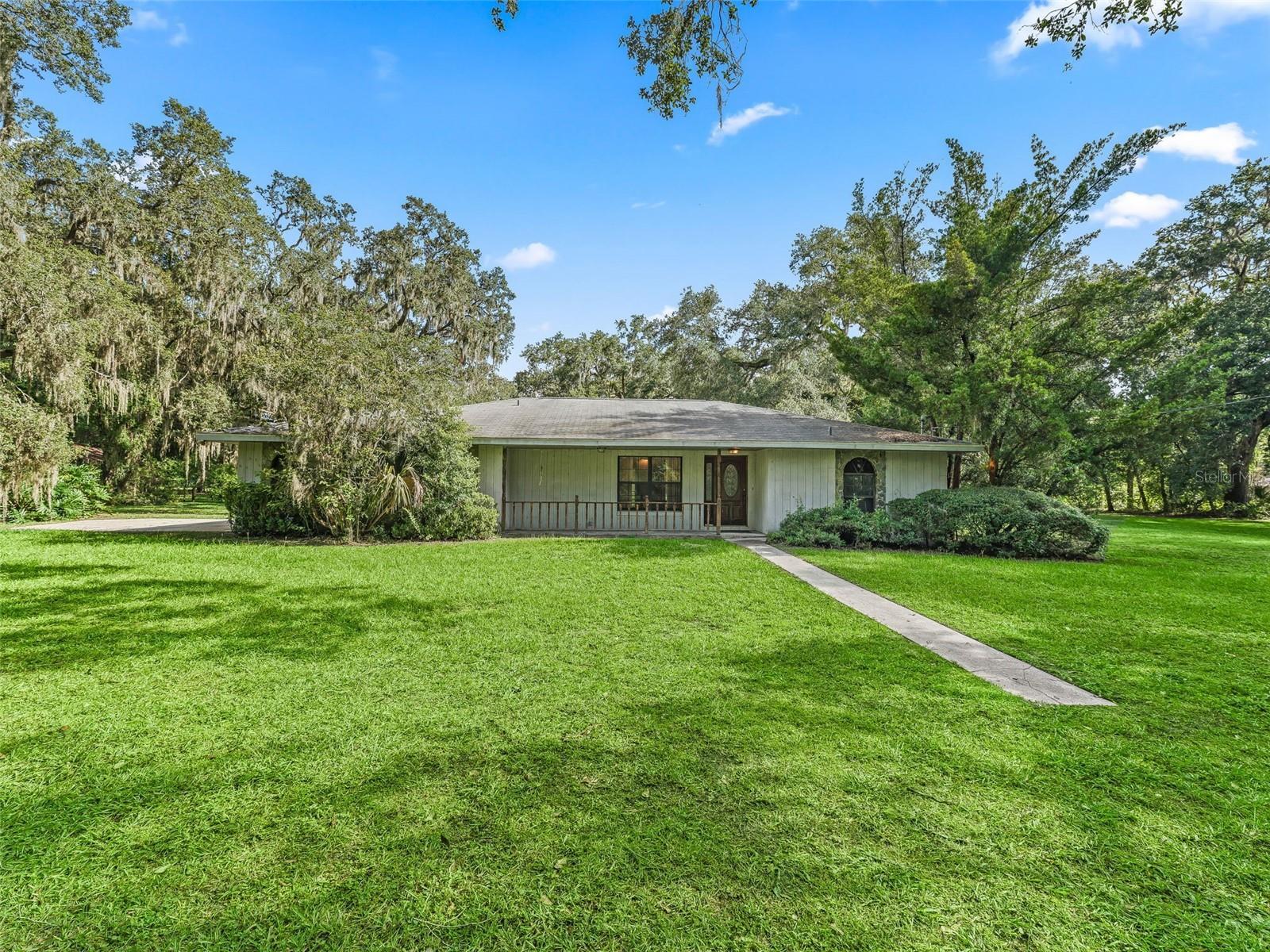 Property Photo: 722 Cr 312 FL 33513