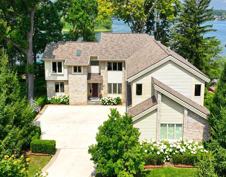 2380 Galaxy Way  Lake Orion MI 48360-1917 photo
