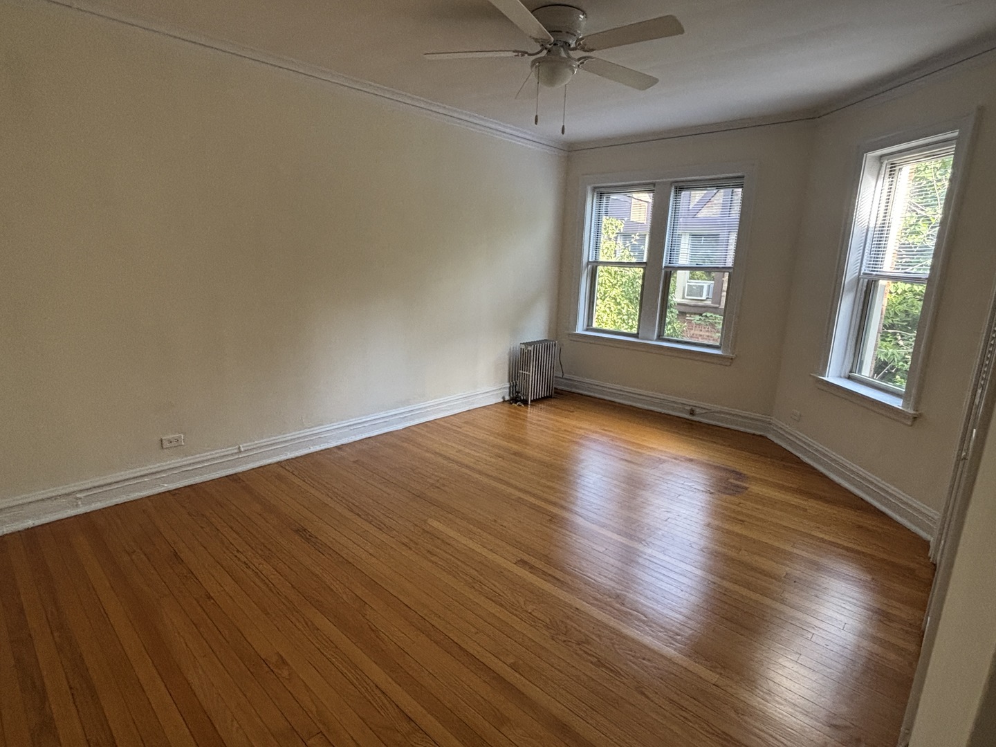 Property Photo: 4955 N Whipple Street 3W IL 60625
