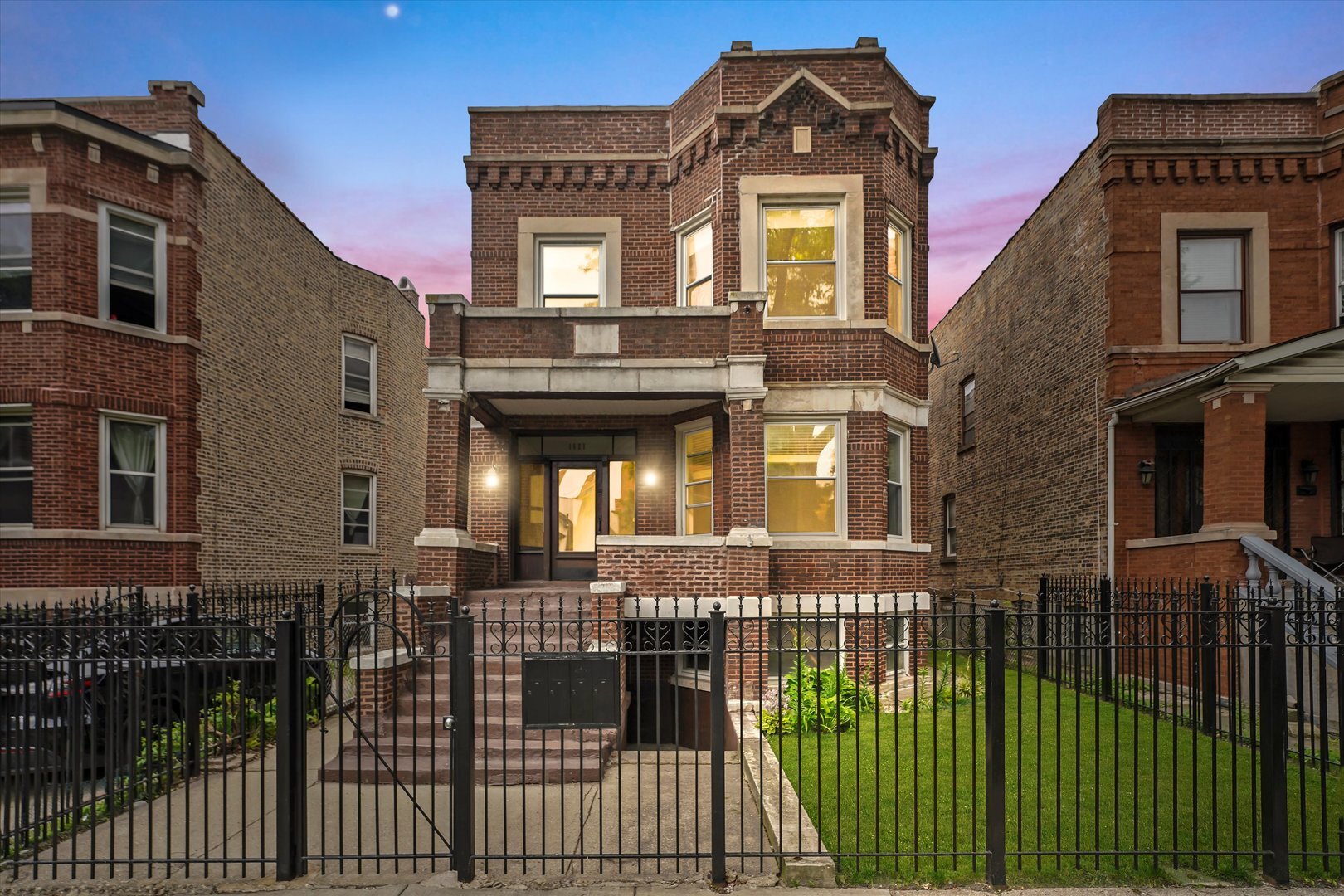 Property Photo: 1621 N Tripp Avenue IL 60639