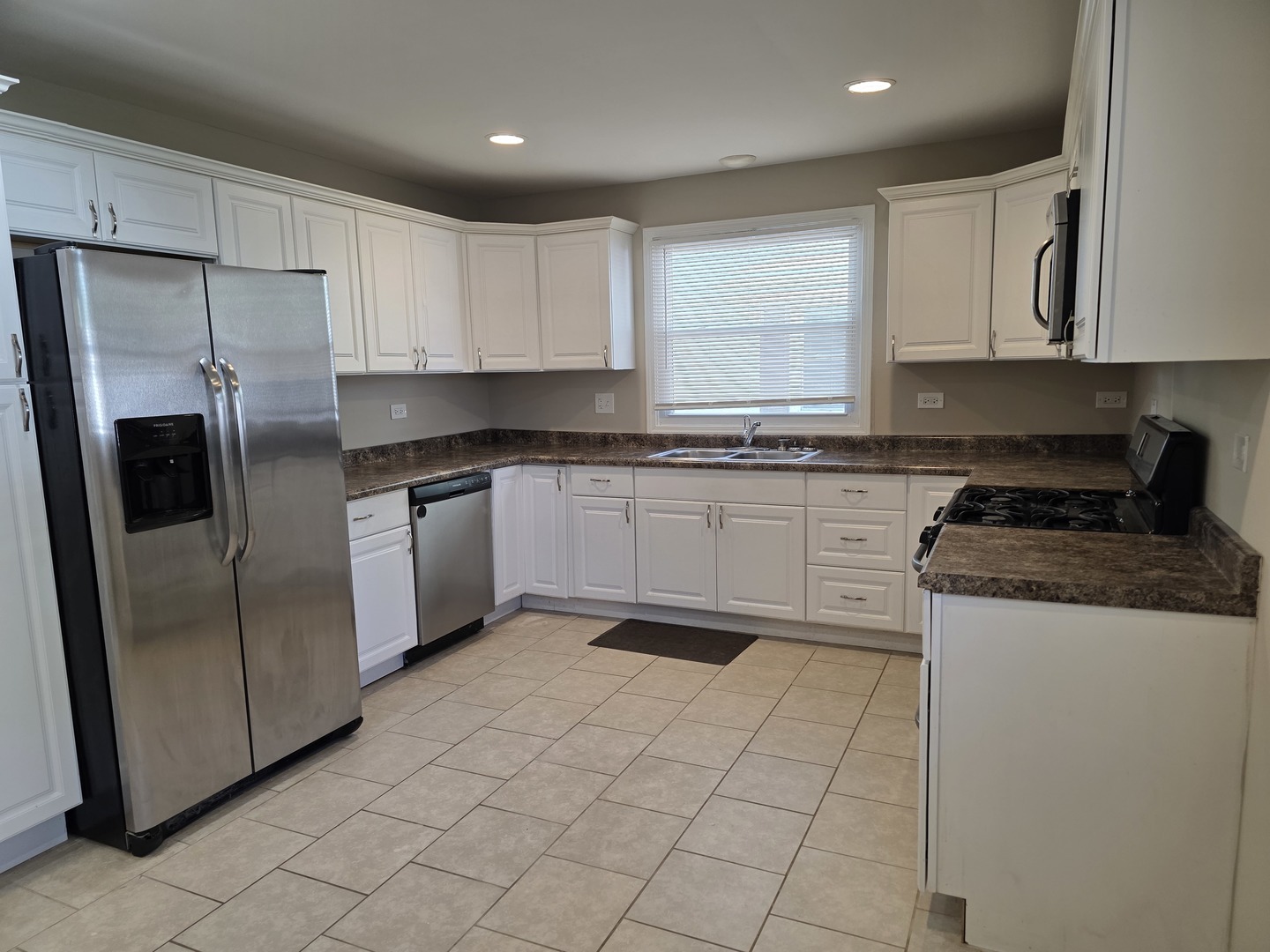Property Photo:  1818 S 4th Place  IL 60174 