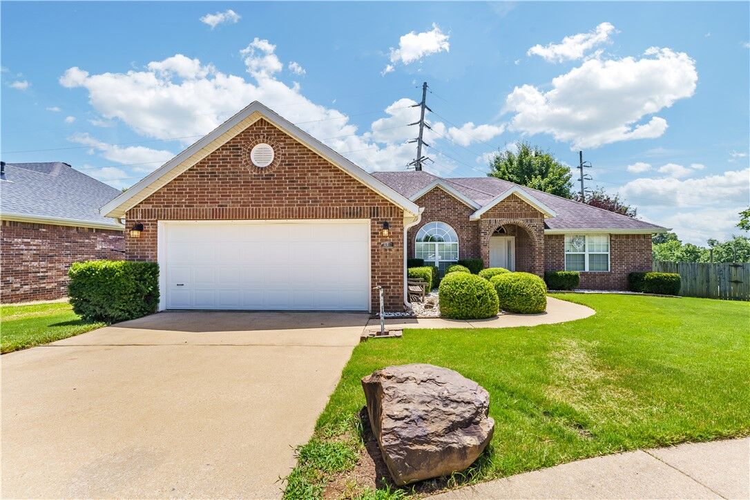 Property Photo: 2807 Foxwood Drive AR 72762