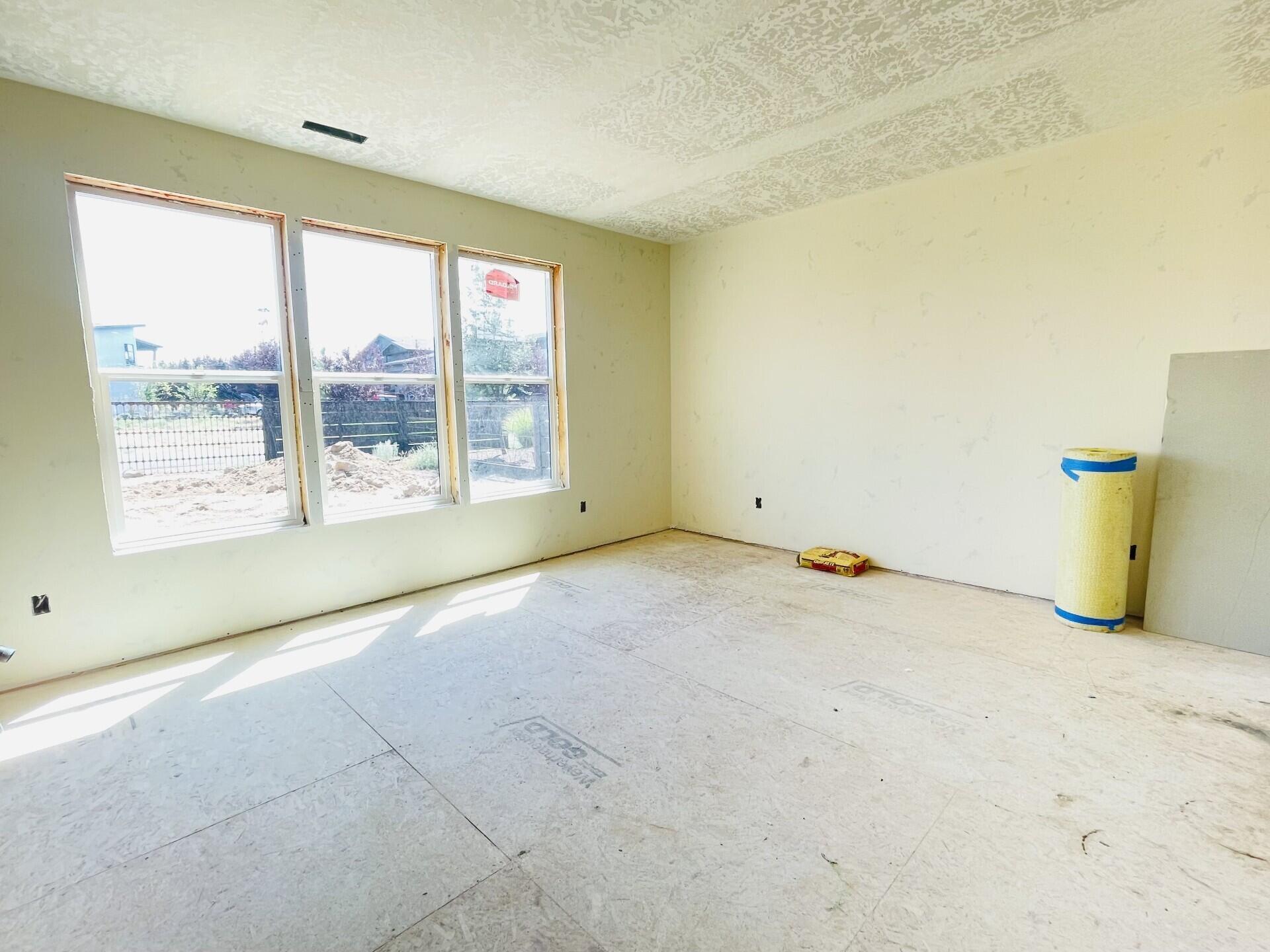 Property Photo: 411 E Diamond Peak Avenue OR 97759