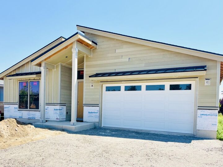 Property Photo:  411 E Diamond Peak Avenue  OR 97759 