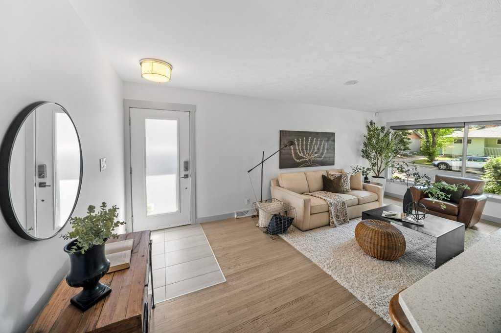 Photo de la propriété: 38 Westwood Drive SW AB T3C 2V7