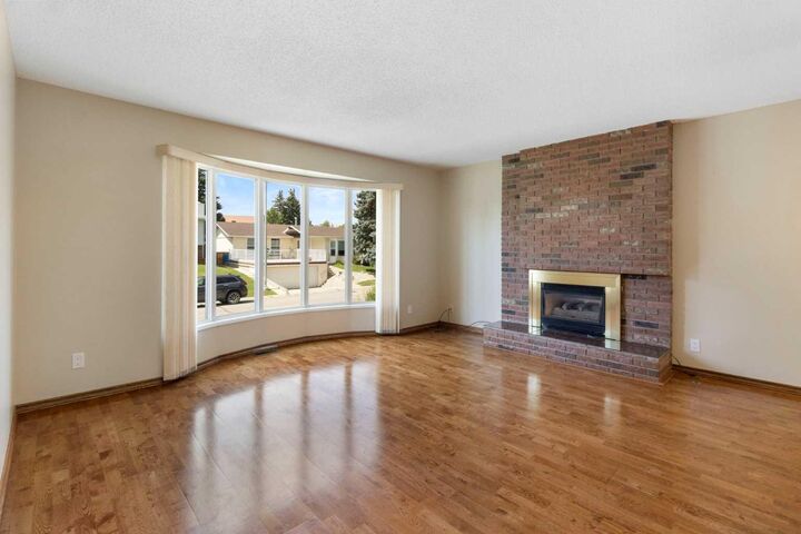 Property Photo: 5003 Vantage Crescent NW AB T3A 1X6