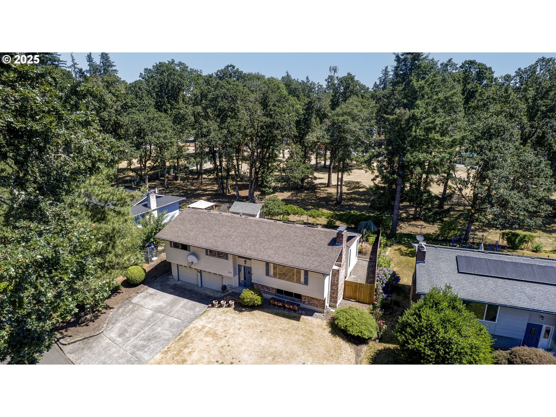 Property Photo:  6930 Oakridge Dr  OR 97027 