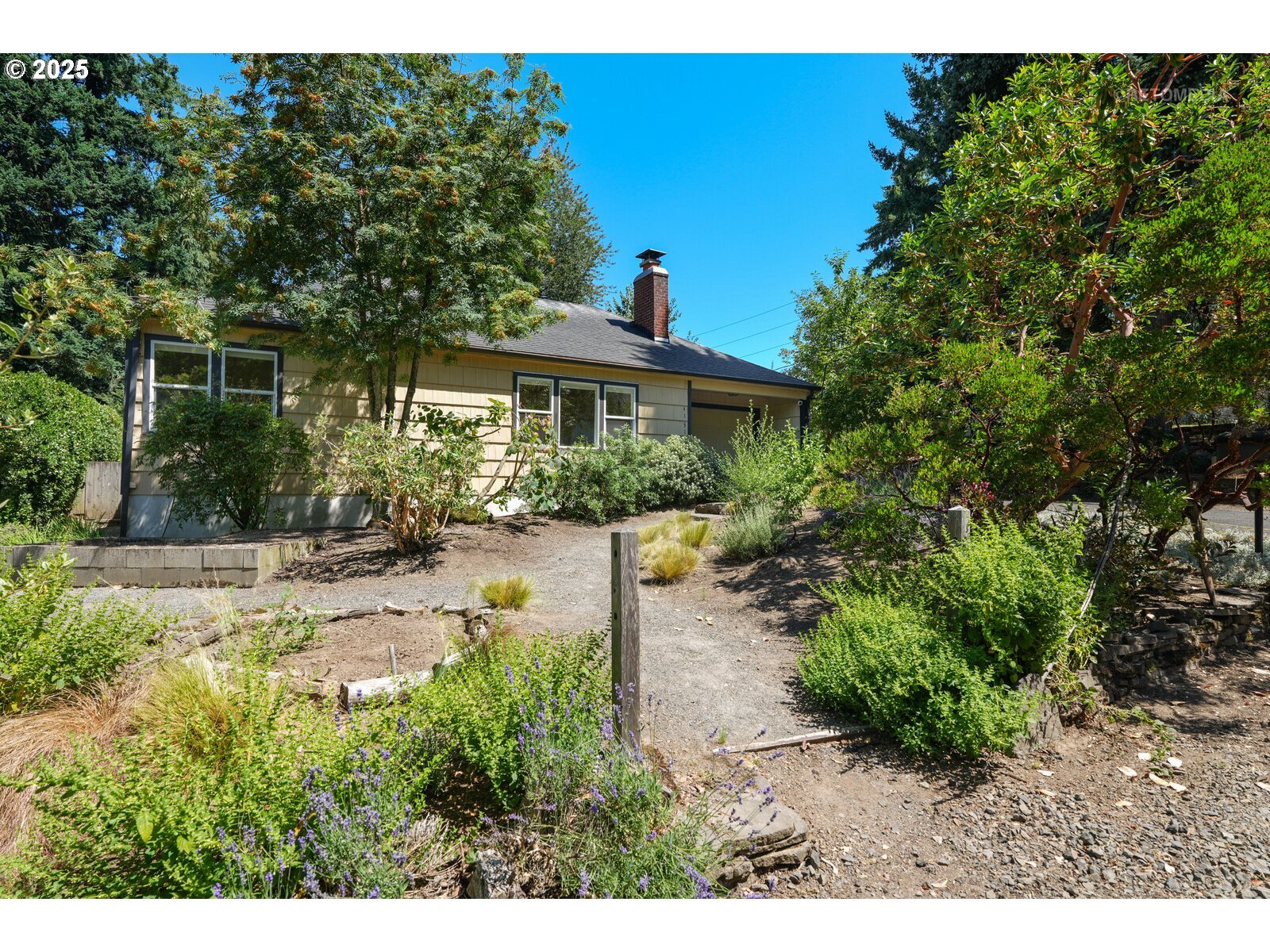 Property Photo:  4131 SW Marigold St  OR 97219 