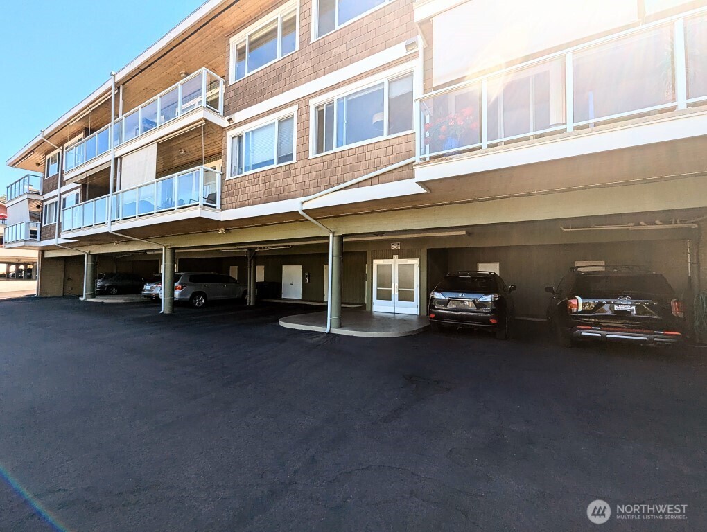 Property Photo:  520  Maple Street 204  WA 98020 