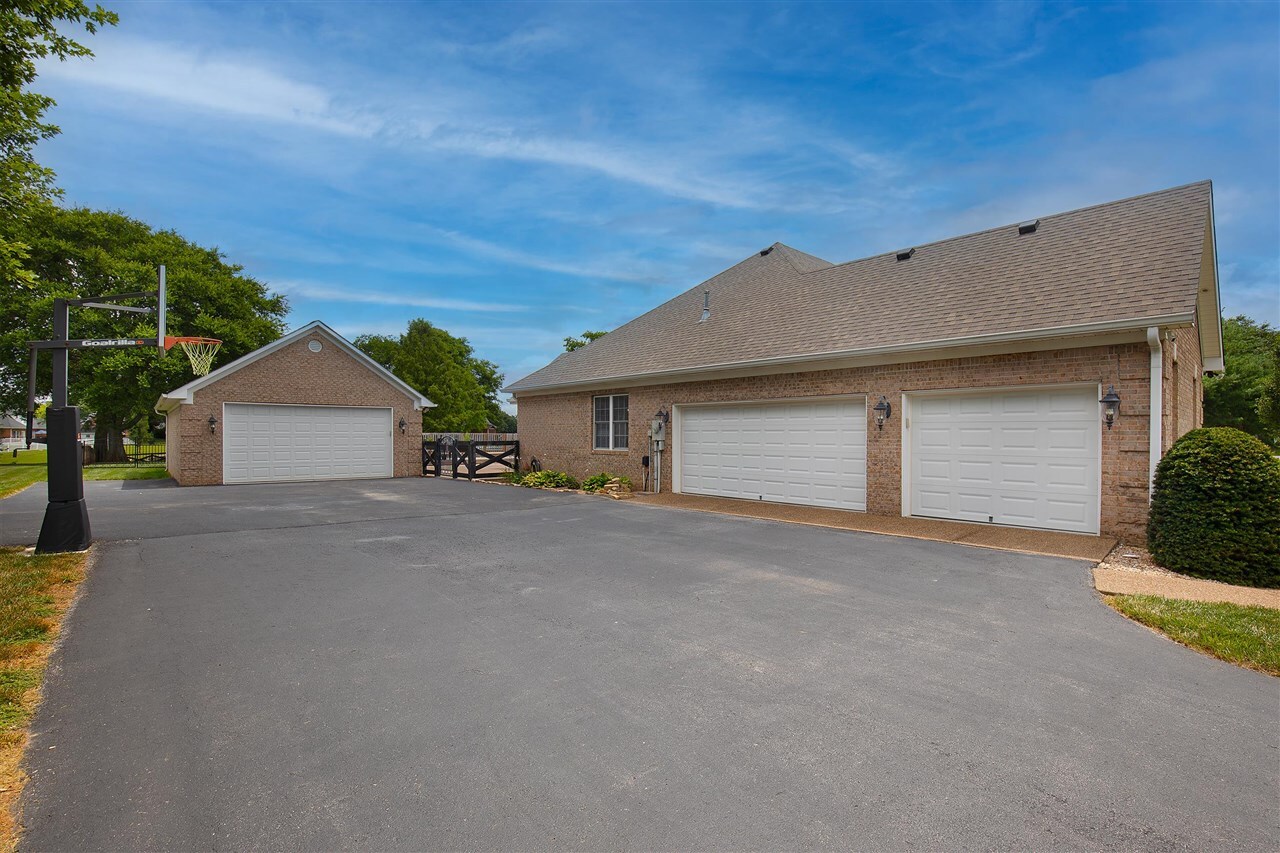 Property Photo: 824 Hunters Pointe Lane KY 42104